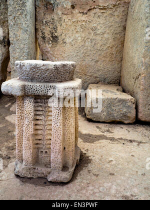 Free standing décorées autel dans l'Hagar Qim temples mégalithiques de Malte - Banque D'Images