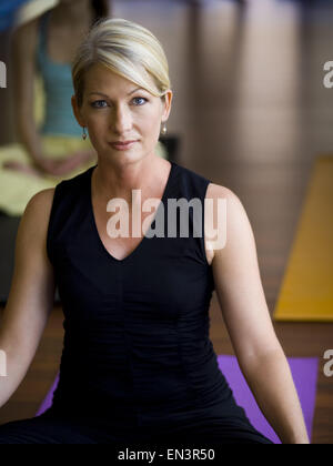 Woman doing yoga Banque D'Images