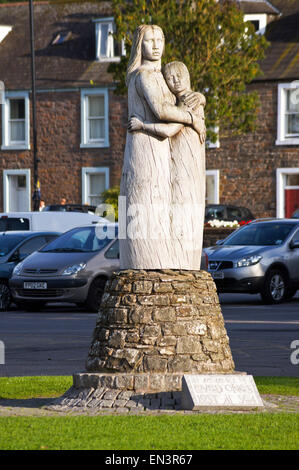 "Dans la mémoire d'êtres chers disparus en mer' statue de chêne par Charlie Easterfield, 1994, Kirkcudbright, Dumfries et Galloway, Écosse Banque D'Images