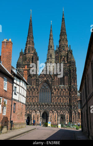 La Cathédrale de Lichfield vu de l'Étroite, Lichfield, Staffordshire, Angleterre. Banque D'Images