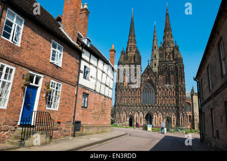 La Cathédrale de Lichfield vu de l'Étroite, Lichfield, Staffordshire, Angleterre. Banque D'Images