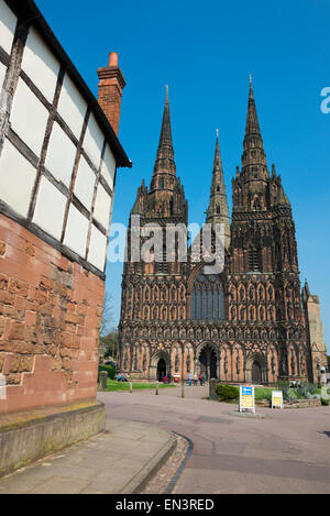 La Cathédrale de Lichfield vu de l'Étroite, Lichfield, Staffordshire, Angleterre. Banque D'Images