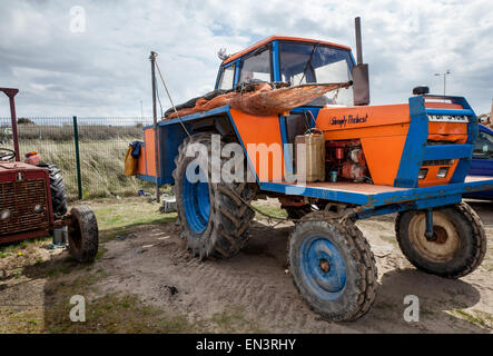 Southport, Merseyside, UK 27 avril, 2015. Météo britannique. John Rimmer un camion-voile Shrimper crevettes bouillante de ses captures, ils sont ensuite épluchés avant d'être envoyé à l'entreprise et de marché. Southport a toujours eu une histoire de pêche, y compris la pêche de la crevette, qui a été effectuée à Southport et districts voisins pendant des siècles. Références pour il peut être trouvé aussi loin que 1113 pour la pêche dans la paroisse de North Meols. Chariots ou des véhicules mécaniques de chaluts derrière les bateaux, connu sous le nom de 'shanking'. Credit : Mar Photographics/Alamy Live News Banque D'Images