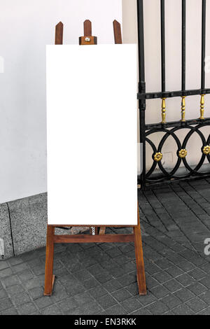 Photo de la plaque en bois vierge, debout dans la rue, prête à mettre n'importe quel texte Banque D'Images