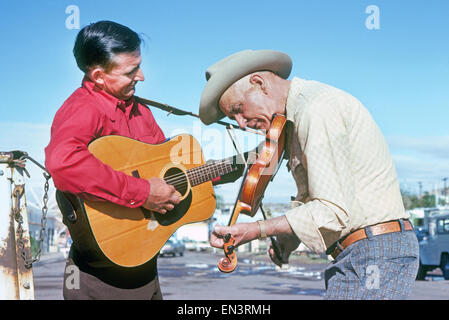 Deux musiciens country jam sur une vérité ou conséquences, Nouveau Mexique, rue, au cours de l'Old Time Fiddlers Concours. Fiddlers de tous âges et de tous les plus de l'état de prendre part à la compétition. Banque D'Images