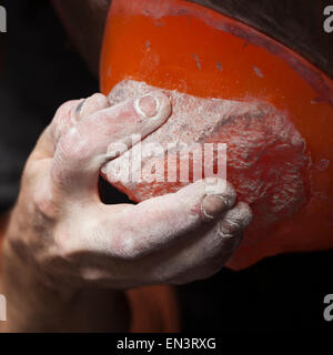 USA, Utah, Sandy, close-up of mans main sur mur d'escalade rock Banque D'Images