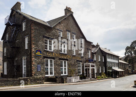 Le Royal Hotel et Ratchers Tavern dans le village de Ullswater Lake District Cumbria UK Banque D'Images