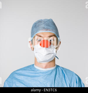 Surgeon wearing a red clown nose Banque D'Images