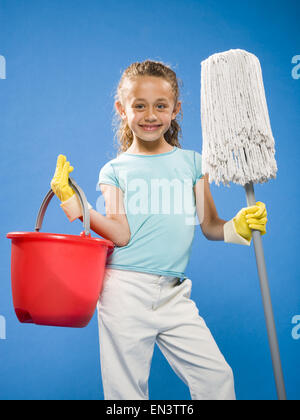 Girl holding mop et du godet avec des gants de caoutchouc smiling Banque D'Images