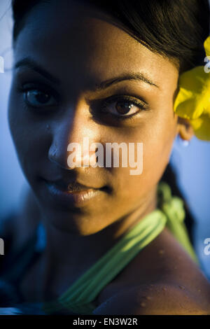 Portrait of a young woman in a swimming pool Banque D'Images