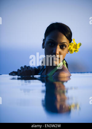 Portrait of a young woman in a swimming pool Banque D'Images