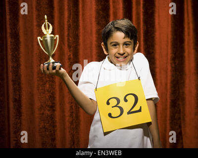 Garçon l'investiture holding trophy Banque D'Images