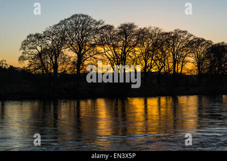 Coucher de soleil sur la rivière Dee à Lover's Walk, Culter, Aberdeen. Banque D'Images