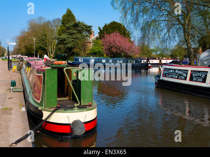 Bateaux amarrés à Canal de Jonction Fradley, Staffordshire, Angleterre. Banque D'Images