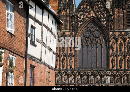 La Cathédrale de Lichfield vu de l'Étroite, Lichfield, Staffordshire, Angleterre. Banque D'Images