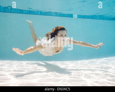 USA, Utah, Orem, Portrait de jeune femme sous l'eau Banque D'Images