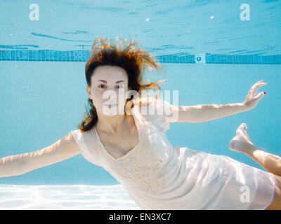 USA, Utah, Orem, Portrait de jeune femme sous l'eau Banque D'Images