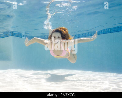 USA, Utah, Orem, Portrait de jeune femme sous l'eau Banque D'Images