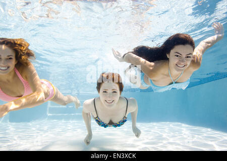 USA, Utah, Orem, Portrait de jeunes femmes sous l'eau Banque D'Images