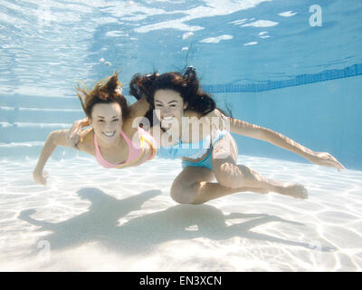 USA, Utah, Orem, Portrait de jeunes femmes sous l'eau Banque D'Images