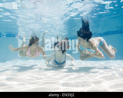 USA, Utah, Orem, Portrait de jeunes femmes sous l'eau Banque D'Images