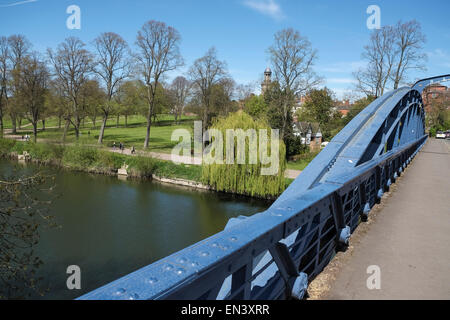 Vue sur Parc de la carrière à Shrewsbury du Kingsland Toll Bridge qui traverse la rivière Severn Banque D'Images