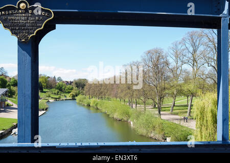 Vue de la rivière Severn et la zone Quarry Park à Shrewsbury à partir du pont à péage Kingsland Banque D'Images