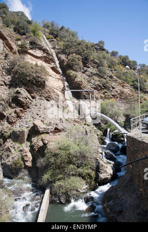 Pour le pipeline d'électricité HEP Rivière Rio Poqueira gorge haute vallée, Alpujarras, Sierra Nevada, Granada Province, Espagne Banque D'Images