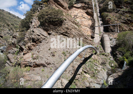 Pour le pipeline d'électricité HEP Rivière Rio Poqueira gorge haute vallée, Alpujarras, Sierra Nevada, Granada Province, Espagne Banque D'Images