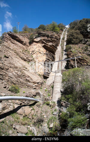 Pour le pipeline d'électricité HEP Rivière Rio Poqueira gorge haute vallée, Alpujarras, Sierra Nevada, Granada Province, Espagne Banque D'Images