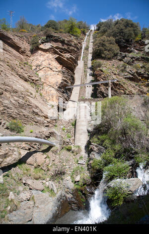 Pour le pipeline d'électricité HEP Rivière Rio Poqueira gorge haute vallée, Alpujarras, Sierra Nevada, Granada Province, Espagne Banque D'Images