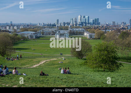 Vue depuis le Parc de Greenwich montrant l'Université de Greenwich et de l'autre côté de la Tamise) (l'île de chiens derrière. Banque D'Images