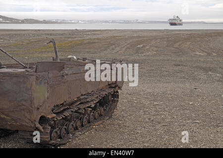 Neige rouille le tracteur à kinnvika, murchisonfjorden, mv fram amarré au large des côtes, hinlopenstretet, nord, nordaustlandet Svalbard. Banque D'Images