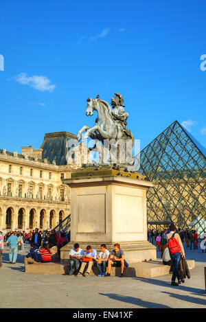 PARIS - 9 octobre : statue de Louis XIV au musée du Louvre le 9 octobre 2014 à Paris, France. Banque D'Images