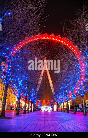Londres - le 5 avril : Le London Eye (Grande roue dans la soirée le 5 avril 2015 à Londres, au Royaume-Uni. Banque D'Images