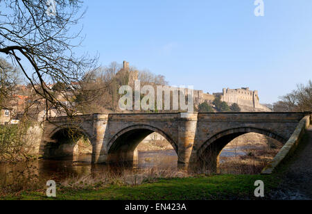 Château de Richmond, la rivière Swale et pont vert, ville de Richmond, North Yorkshire Angleterre UK Banque D'Images