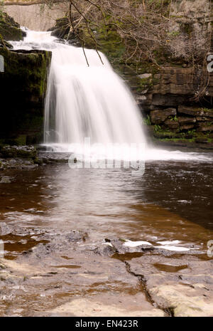 Chaudron tombe sur Walden Beck à West Burton village, North Yorkshire Dales National Park, Royaume-Uni Banque D'Images