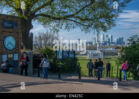 Vue de l'Observatoire Royal de Greenwich Park vers l'Université de Greenwich et l'Isle of Dogs. Banque D'Images