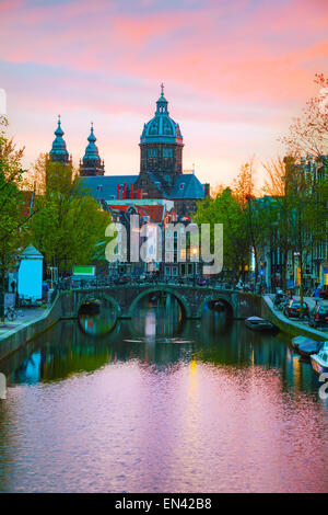 La Basilique de Saint Nicolas (Sint-Nicolaasbasiliek) à Amsterdam au lever du soleil Banque D'Images