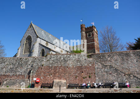 L'église paroissiale de St Margaret Road au-dessus et le mur de la ville, Topsham, Devon, England, UK Banque D'Images