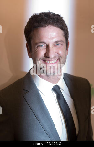 Hambourg, Allemagne. Apr 25, 2015. L'acteur écossais Gerard Butler pose lors du lancement d'un nouveau patron à un parfum parfumerie Douglas à Hambourg, Allemagne, 25 avril 2015. Butler qui est le nouveau visage du parfum Hugo Boss a présenté son nouveau parfum "BOSS BOTTLED' INTENSE. Photo : Christian Charisius/dpa/Alamy Live News Banque D'Images