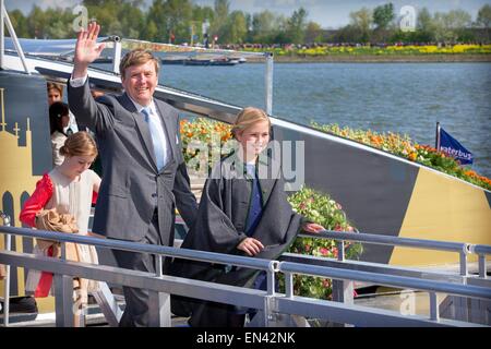 Dordrecht, Pays-Bas. Apr 27, 2015. Le roi Willem-Alexander, la princesse Amalia und La Princesse Alexia assister à la célébration Kingsday à Dordrecht, Pays-Bas, 27 avril 2015. Dpa : Crédit photo alliance/Alamy Live News Banque D'Images