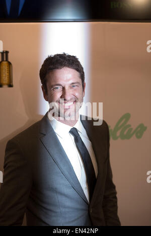 Hambourg, Allemagne. Apr 25, 2015. L'acteur écossais Gerard Butler pose lors du lancement d'un nouveau patron à un parfum parfumerie Douglas à Hambourg, Allemagne, 25 avril 2015. Butler qui est le nouveau visage du parfum Hugo Boss a présenté son nouveau parfum "BOSS BOTTLED' INTENSE. Photo : Christian Charisius/dpa/Alamy Live News Banque D'Images