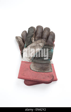 Gants de jardinage sale sur un fond blanc. Banque D'Images