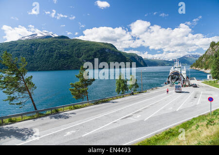 Petit ferry terminal en Norvège, processus d'expédition de voiture Banque D'Images