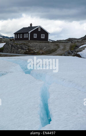 Maison solitaire dans la neige et la glace des montagnes de Norvège Banque D'Images