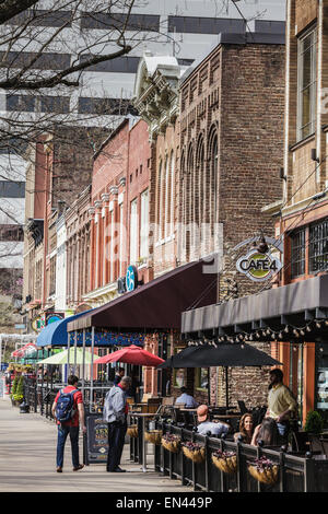 Place du marché attire les foules pour le déjeuner par beau temps, Knoxville, Tennessee, États-Unis Banque D'Images