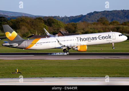 Thomas Cook Airbus A321 atterrit sur la piste 23R à l'aéroport de Manchester. Banque D'Images