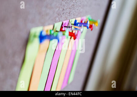 Sticky Note de fond sur le panneau de liège Banque D'Images