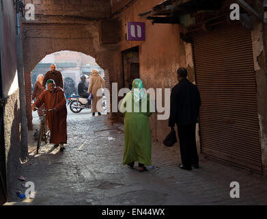 Medina, Marrakech. Sidi Ayoub. Piétons et scooter Banque D'Images